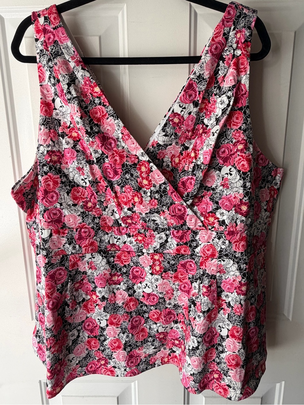 Torrid 2X Floral V-Neck Sleeveless Women's Top in Pink and Black